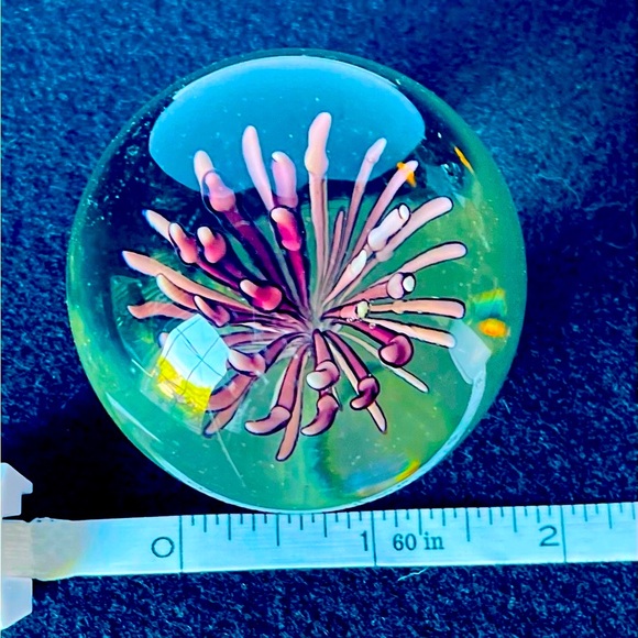 BLOWN FLORAL GLASS PAPERWEIGHT - Picture 4 of 6